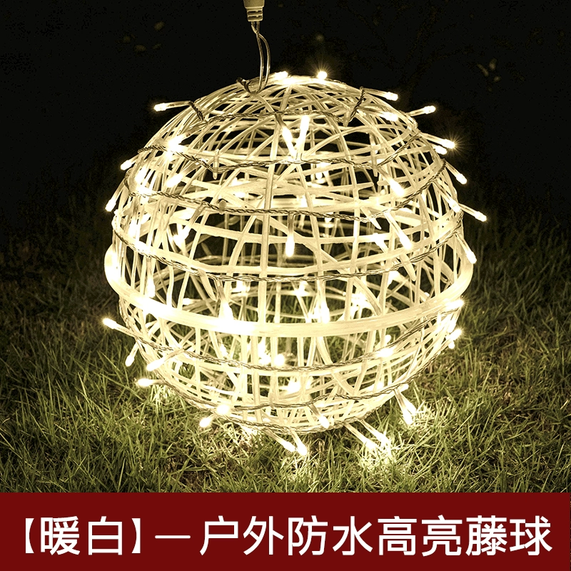 Outdoor Lighting On Trees - Buitenbalverlichting Hangende rotanbollantaarns op bomen Sfeer